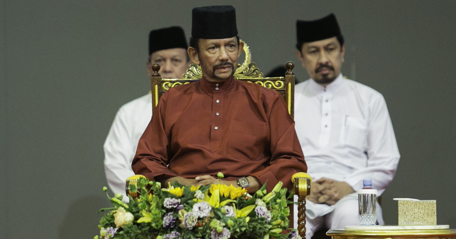 Brunei: entra em vigor lei que permite apedrejamento de gays até a morte