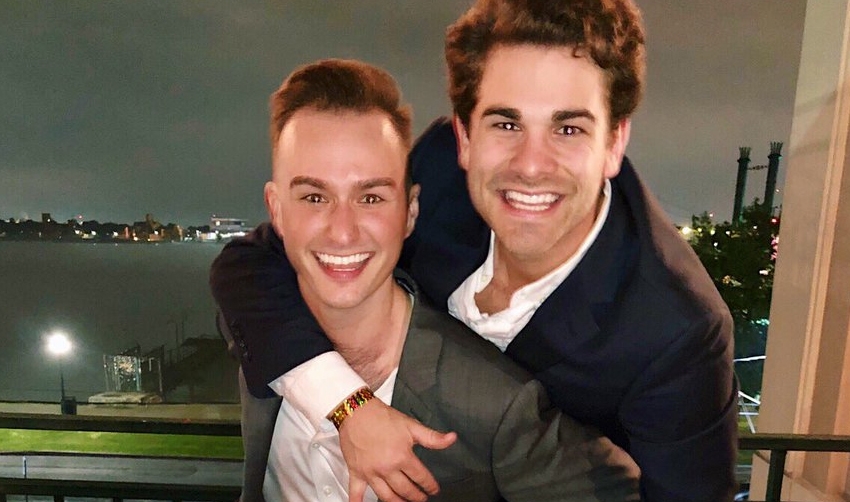  Jovem hétero convida amigo gay para ir ao baile de formatura junto e “casal” viraliza na internet