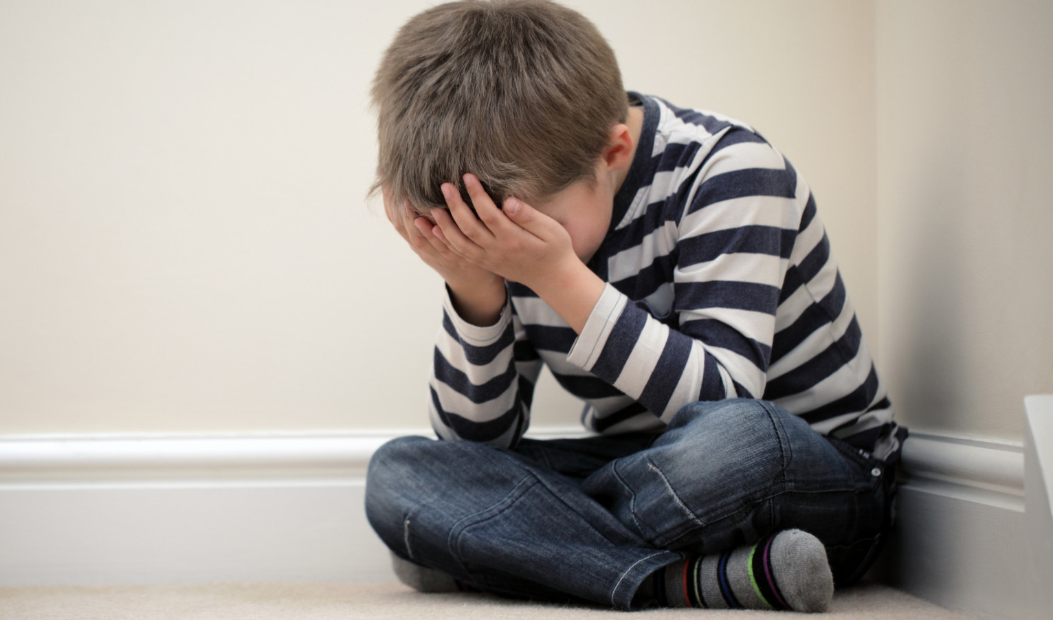 Em MG, pai espanca filho de 3 anos que brincou com batom: “Na minha família não tem viado”