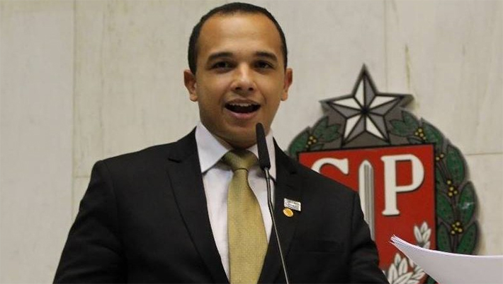 Deputado gay Douglas Garcia diz sofrer assédio por conta de cargo