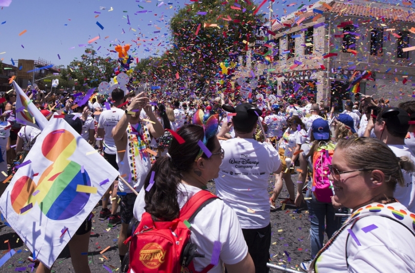  Magical Pride: Disney divulga cartaz de sua primeira Parada LGBT