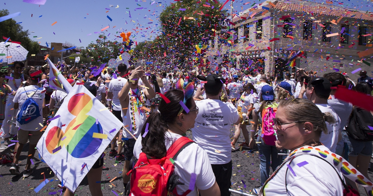 Magical Pride: Disney divulga cartaz de sua primeira Parada LGBT