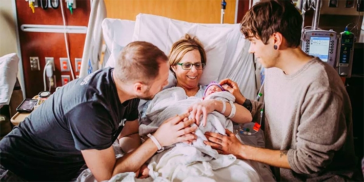  Aos 61 anos, mulher dá à luz a bebê de seu filho gay nos EUA