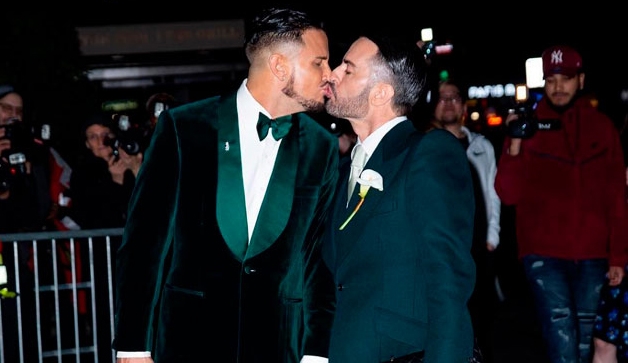  Marc Jacobs e Char Defrancesco se casam em cerimônia íntima em NY