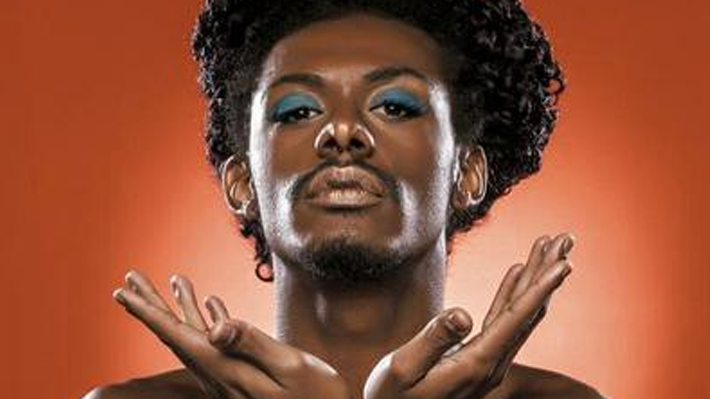 Banco privado usa Liniker como garota propaganda