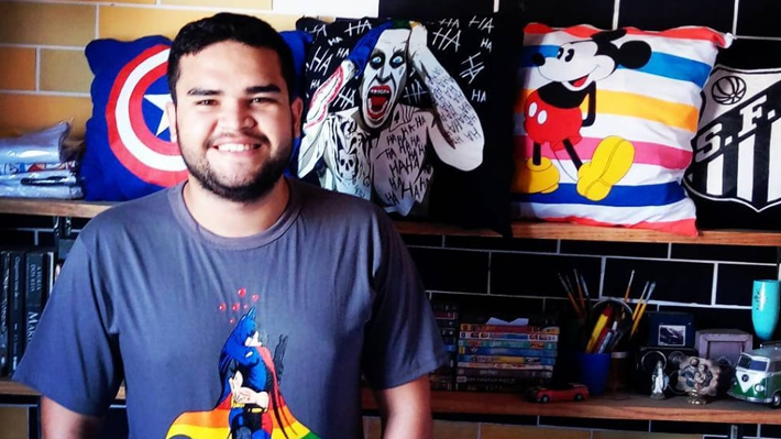 Jovem empreendedor LGBT faz sucesso com camisetas pintadas à mão