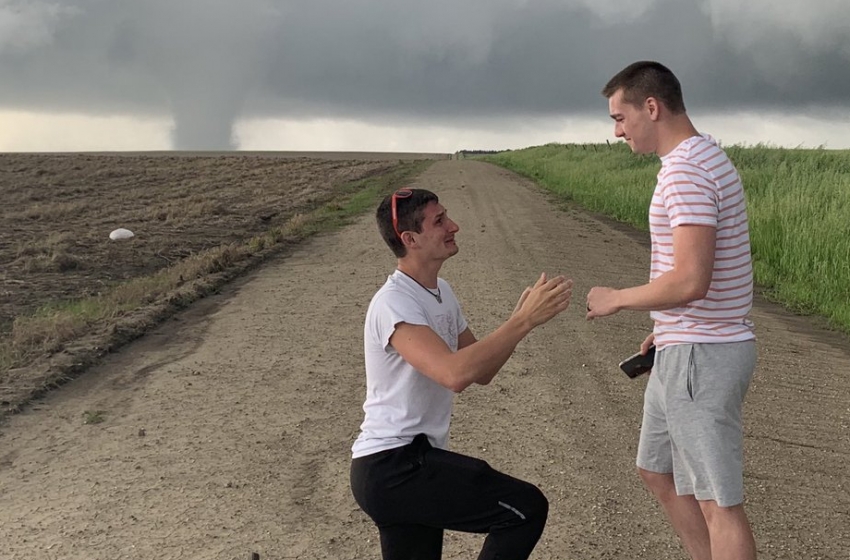  Caçador de tempestades pede namorado em casamento perto de tornado: “Amores da minha vida”