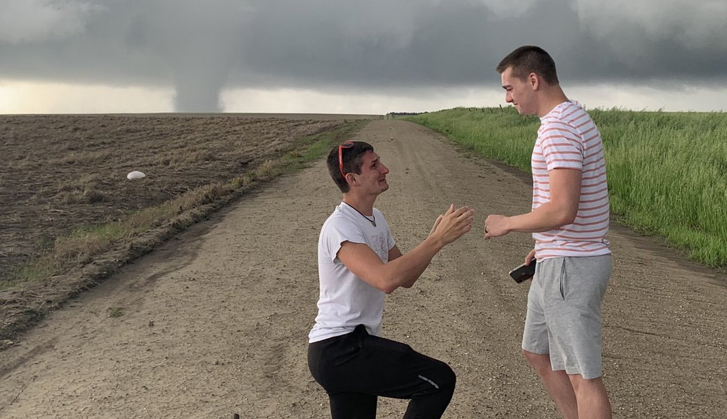 Caçador de tempestades pede namorado em casamento perto de tornado: “Amores da minha vida”