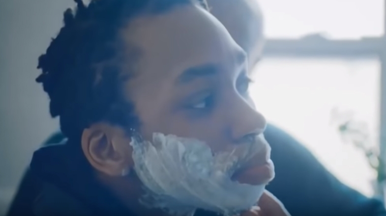  Nova campanha da Gillette mostra pai ensinando filho trans a se barbear