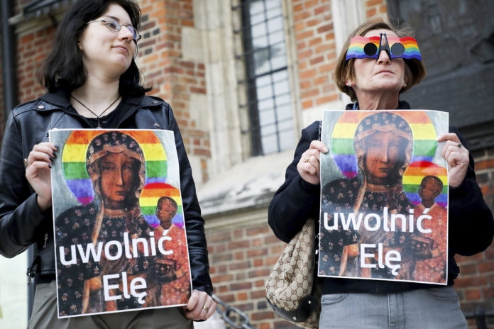  Mulher é presa por usar cartazes da Virgem Maria com cores da bandeira LGBT