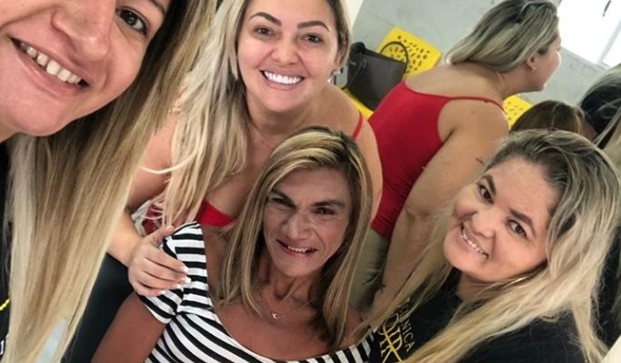 Transexual que ganhou dia de beleza será contratada por salão onde foi atendida