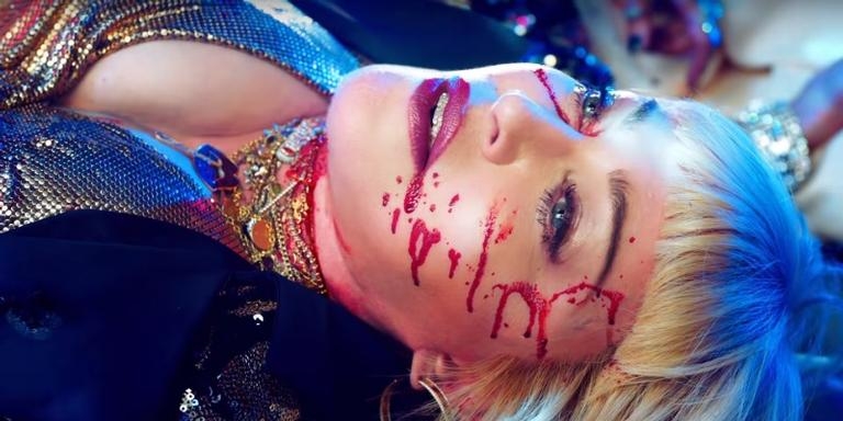  Novo clipe de Madonna tem cena chocante de tiroteio em boate: “Esses lugares não são mais seguros”