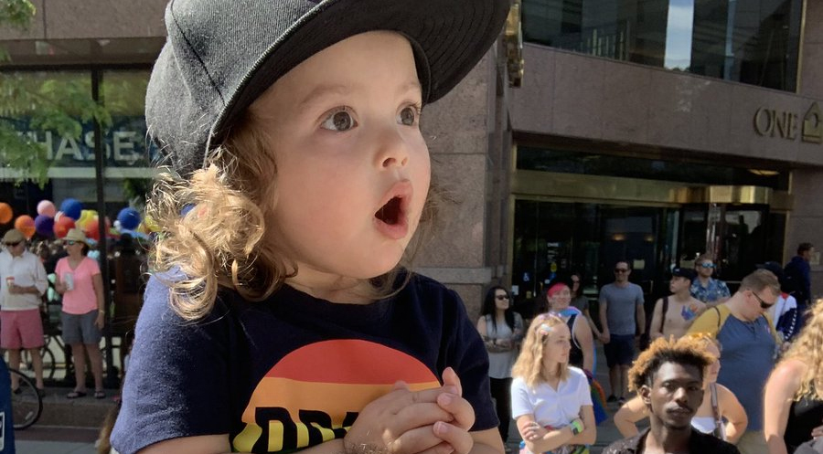 Pai registra reação de filha de 2 anos ao ver drag queen pela primeira vez e foto viraliza