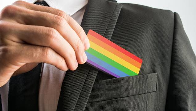  Metade dos profissionais brasileiros LGBT+ já assumiu abertamente sua sexualidade no trabalho