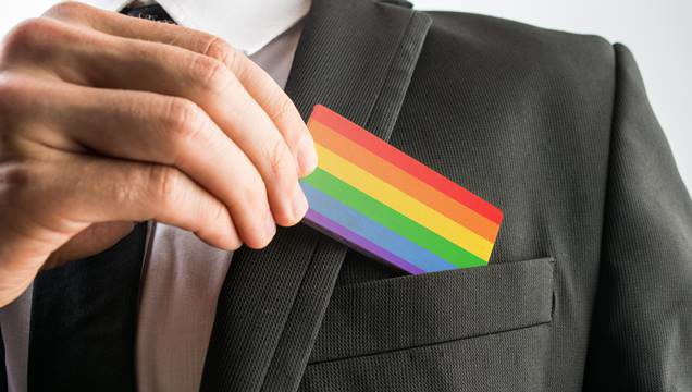 Metade dos profissionais brasileiros LGBT+ já assumiu abertamente sua sexualidade no trabalho