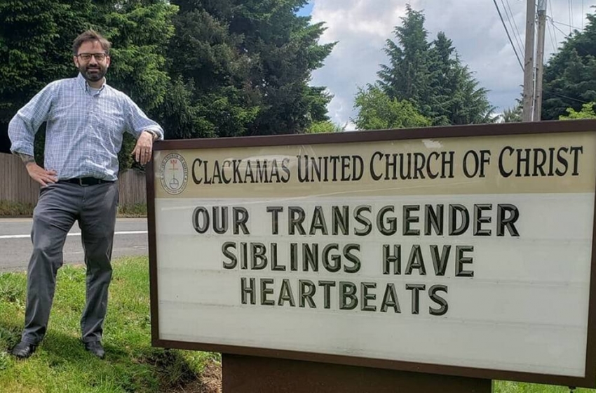  Pastor usa placa em frente a igreja para defender transexuais: “Nossos irmãos trans têm batimentos cardíacos”