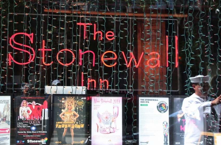  Após 50 anos, polícia de NY pede desculpas por invasão em Stonewall