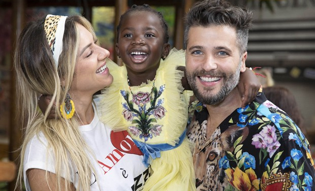 Meninos podem ir de princesa e meninas de príncipe, diz convite de aniversário de Titi