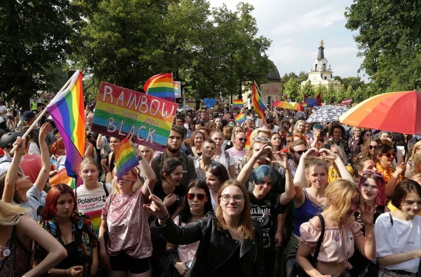  Milhares de poloneses fazem manifestação contra homofobia