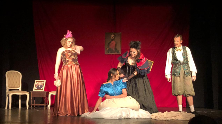 Sucesso de público, peça sobre Cinderela trans estende temporada do conto de fadas