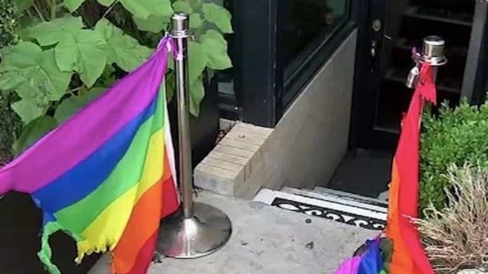  Bandeira do arco-íris de bar LGBT em NY é queimada pela 2ª vez em um mês