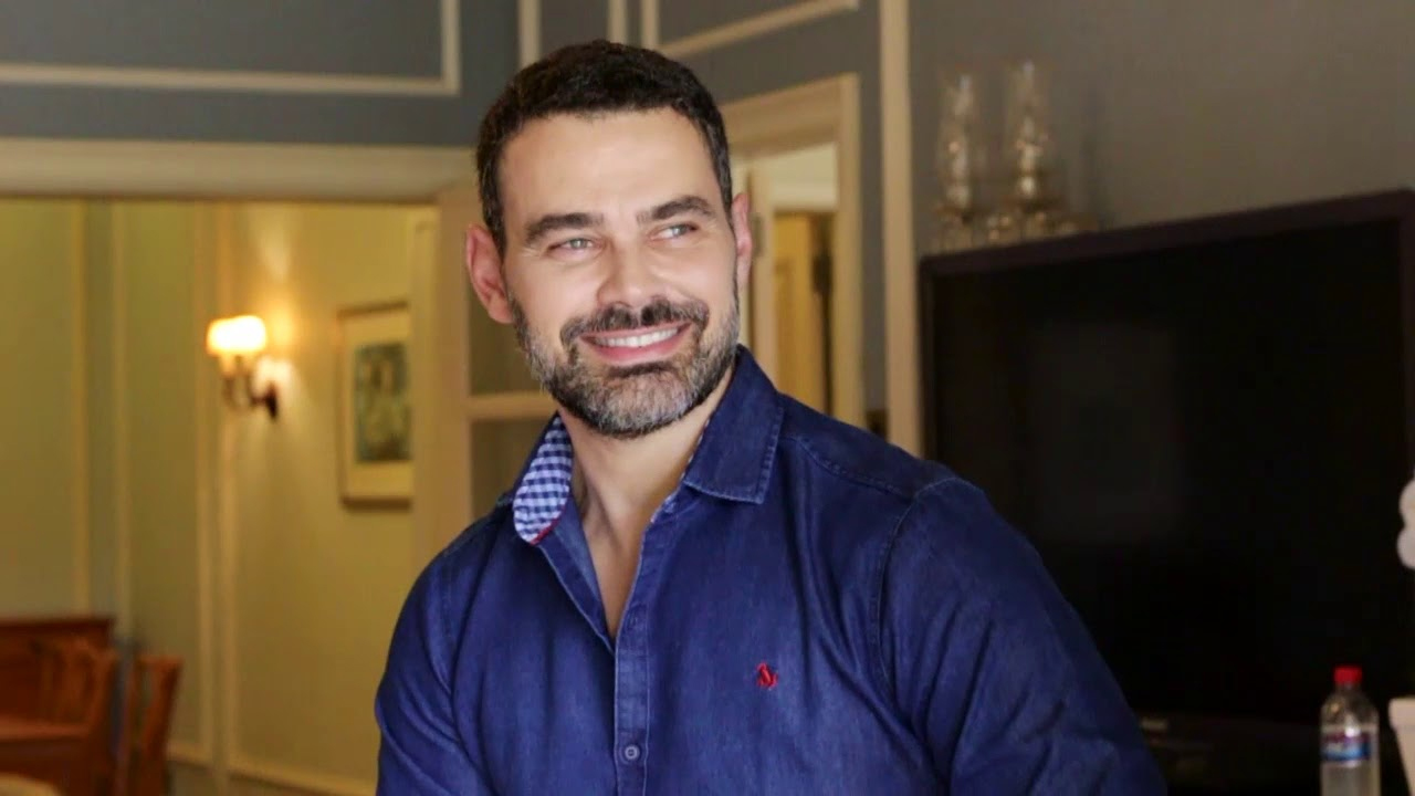 “Um deles. São vários”, diz Carmo Dalla Vecchia após ser questionado sobre ter um namorado