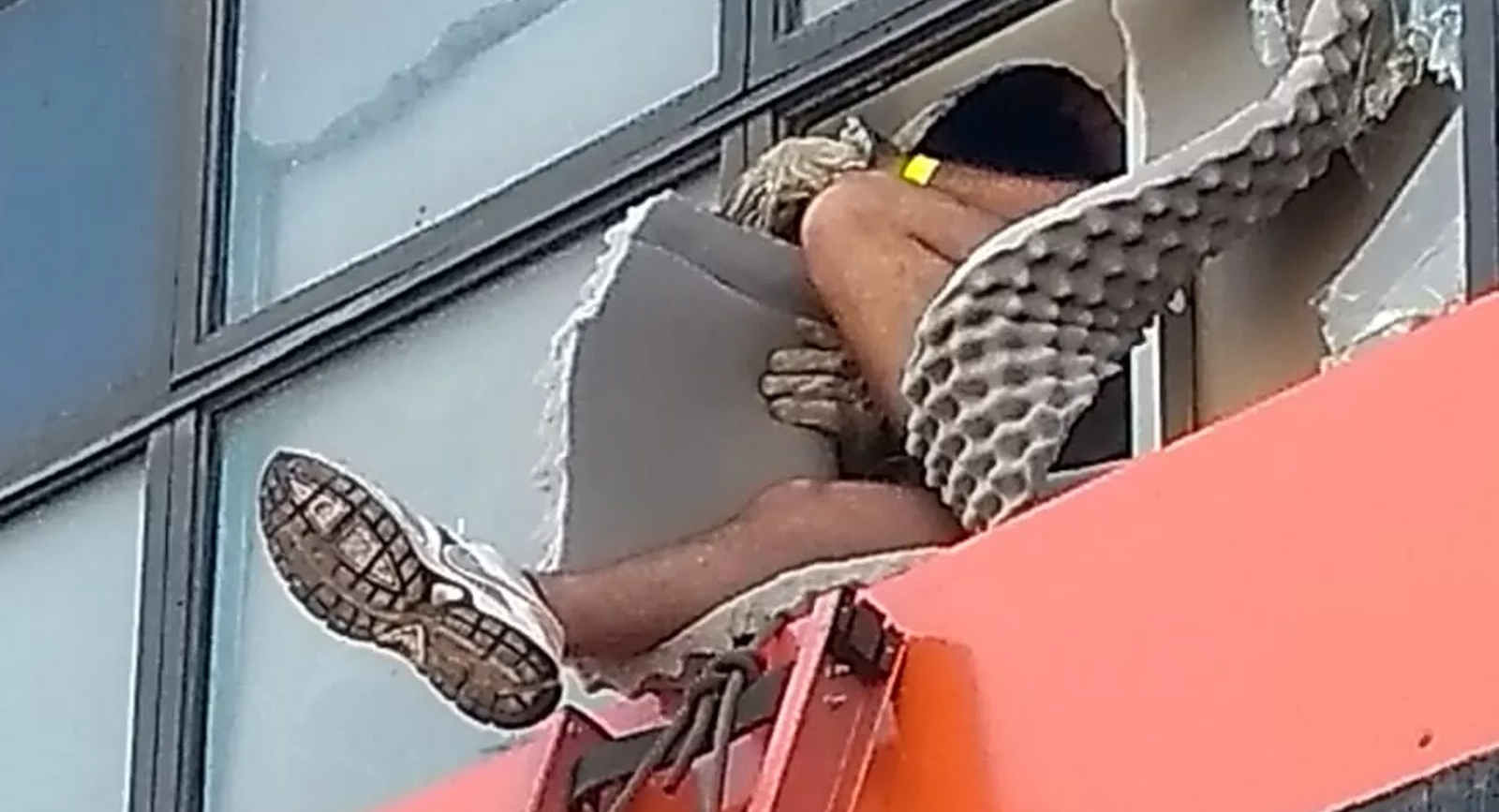 Cliente dorme em balada LGBT após festa, fica trancado e precisa ser resgatado por Bombeiros