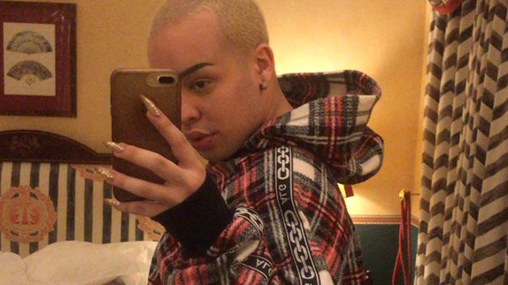 Ousada, Gloria Groove compartilha foto do seu “bumbum de ouro” no Twitter