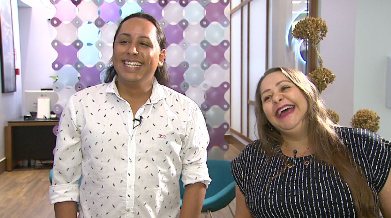 Professora de 45 anos dará à luz aos próprios netos para filho homossexual