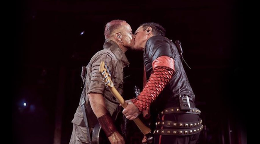 Guitarristas do Rammstein se beijam durante show na Rússia em protesto a leis anti-LGBT