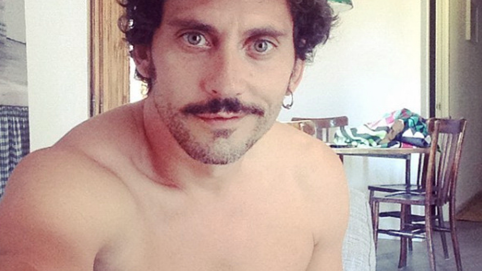 Ator espanhol Paco León surpreende seguidores e divulga foto pelado