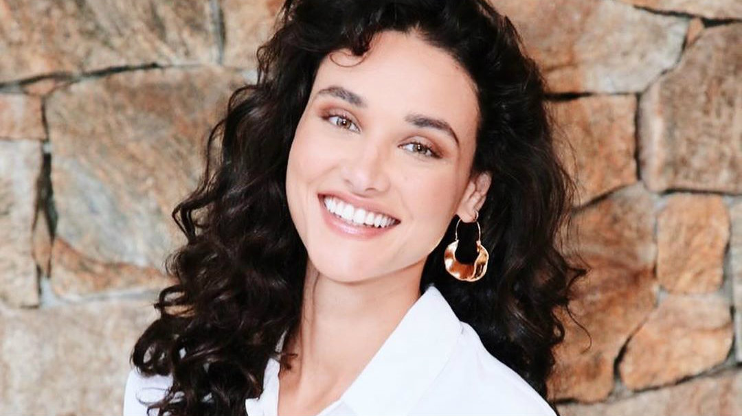 Solteira, Débora Nascimento não descarta relacionamento lésbico: “Eu me apaixono pela pessoa”