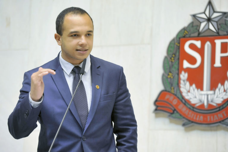 Conselho de Ética pune deputado Douglas Garcia por ofensa a transexuais