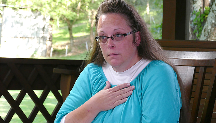 Escrivã terá que pagar $225 mil dólares de multa por se recusar a registrar casamento homoafetivo