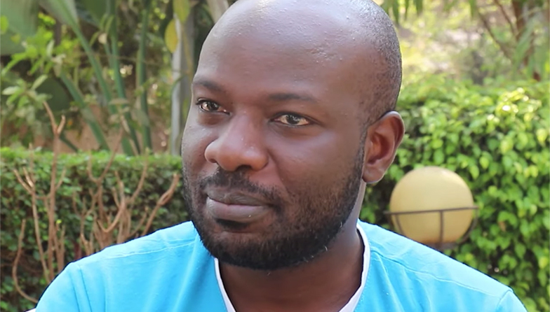 Cantor gospel sai do armário durante entrevista para canal cristão