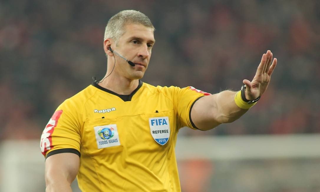 Juiz para partida após gritos homofóbicos e Vasco pode ser punido