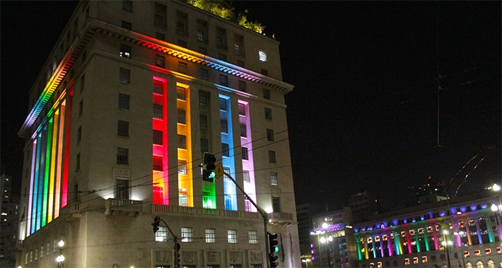  São Paulo ilumina pontos turísticos com as cores do arco-íris para receber evento LGBT