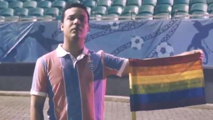  Bahia transforma bandeiras de escanteio em bandeiras de arco-íris em ação contra LGBTfobia
