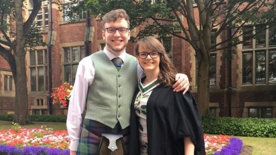 Casal pede anulação do casamento após descobrirem que são gays