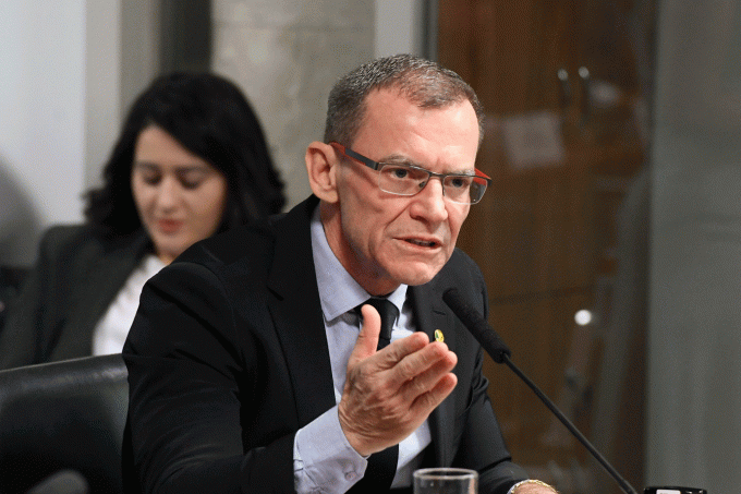 “Eu sou doente?”, pergunta senador gay a homofóbico Augusto Aras sobre carta contra união LGBT