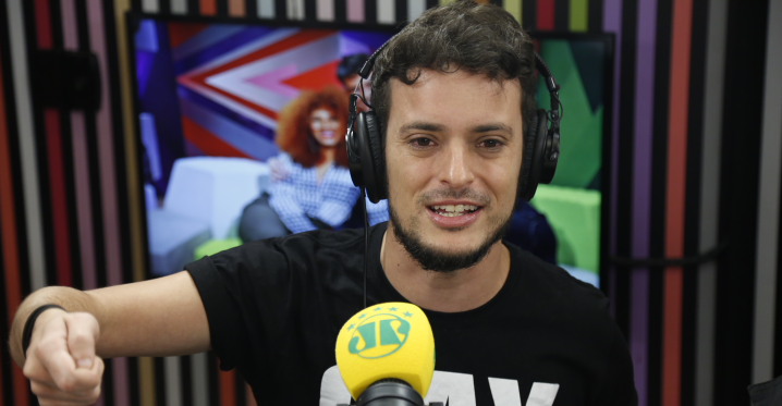 Fefito desabafa sobre imitação de colega de rádio: “Piada antiga e homofóbica”