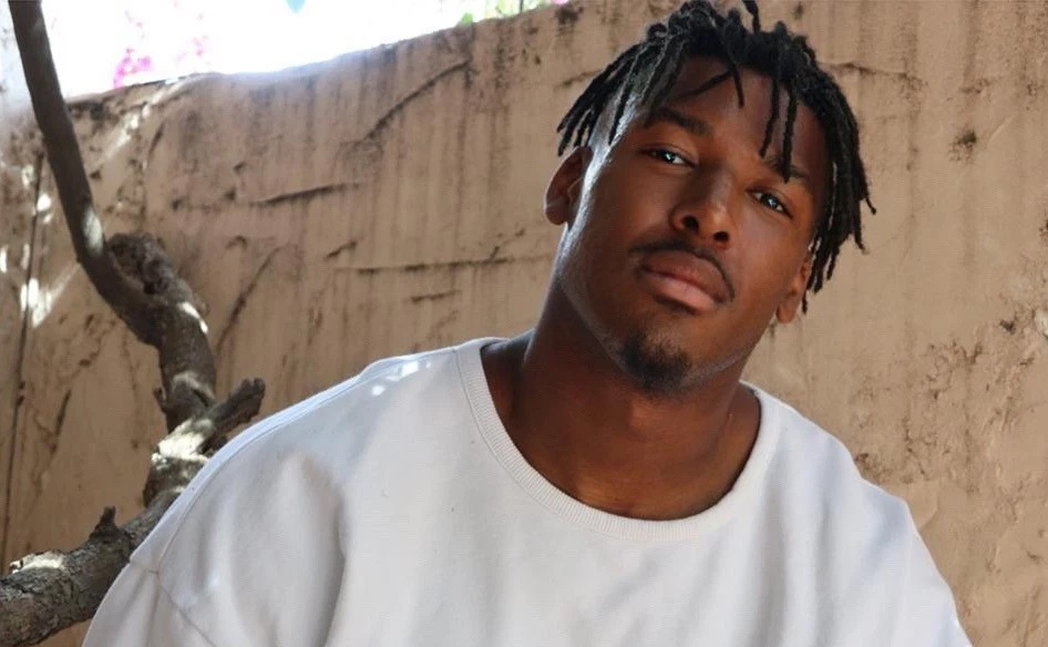 Ex-jogador da NFL assume a bissexualidade e apresenta namorado