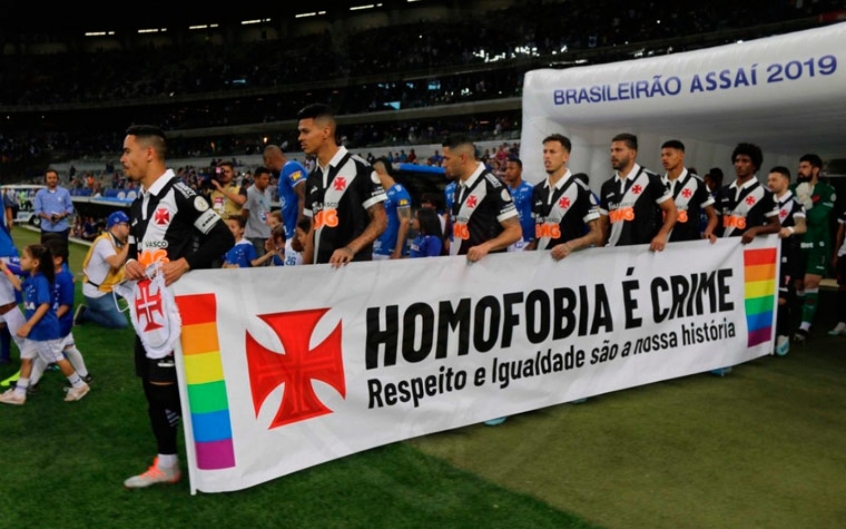 Vasco entra em campo com mensagem “homofobia é crime”