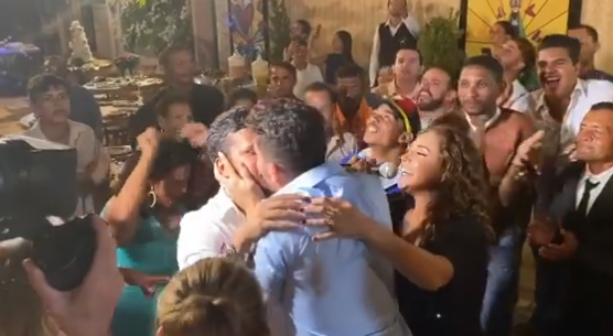 Carlinhos Maia e Lucas Guimarães trocam beijos em público pela primeira vez