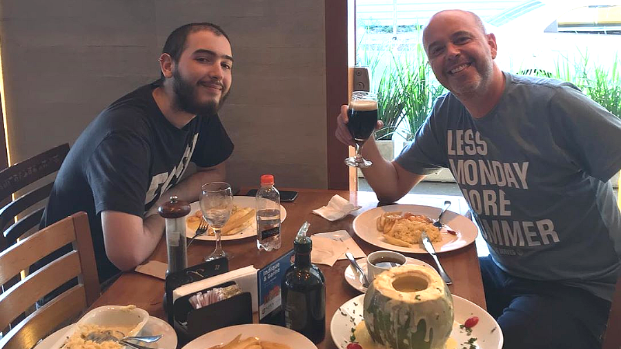 Filho de Alex Escobar desabafa em rede social e diz sofrer abusos do pai por ser gay