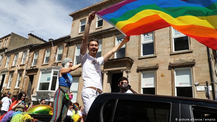  Escócia concede perdão judicial a homens condenados por homossexualidade
