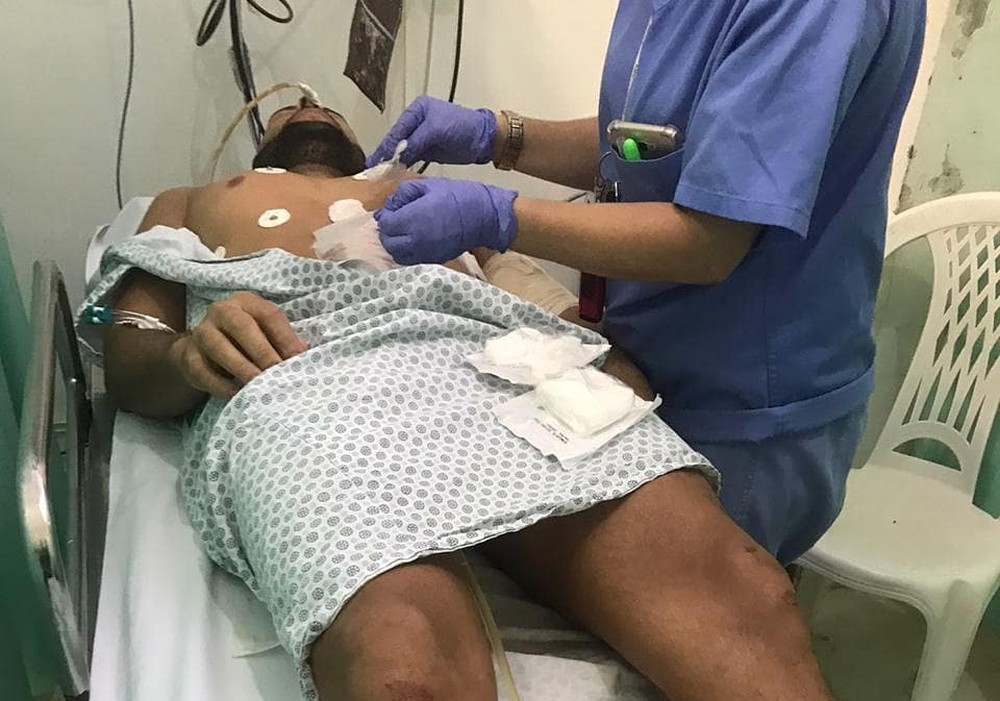 Homem leva quatro tiros após beijo gay em bar na Bahia