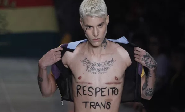  Primeiro homem trans no SPFW protesta durante desfile da Cavalera: “Respeito trans”