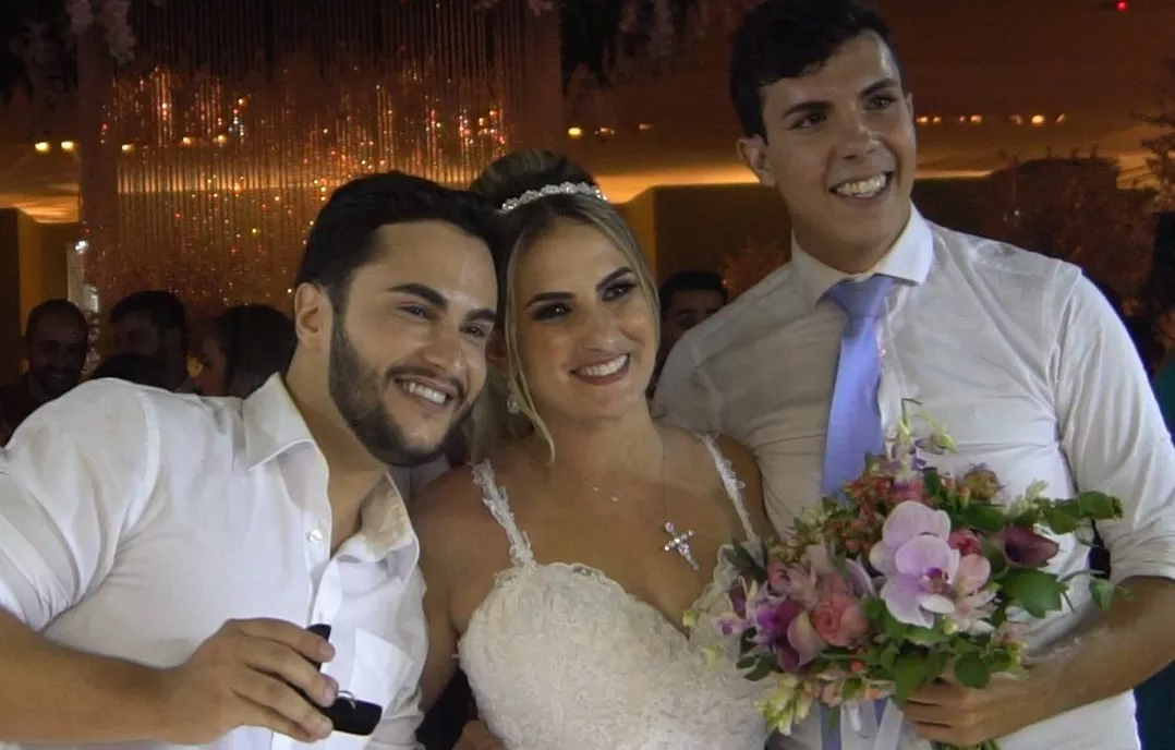 Noiva quebra protocolo e dá buquê para namorado do irmão, que o pede em casamento