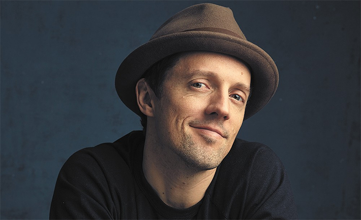 Jason Mraz relembra processo de descoberta de bissexualidade: “Me assustou muito”